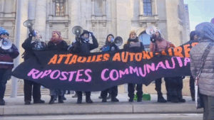 Des membres du MÉPAL tenant une bannière "Attaques autoritaires, Ripostes communautaires"