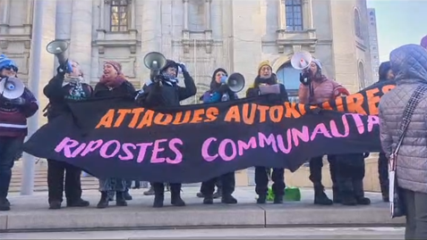 Des membres du MÉPAL tenant une bannière "Attaques autoritaires, Ripostes communautaires"
